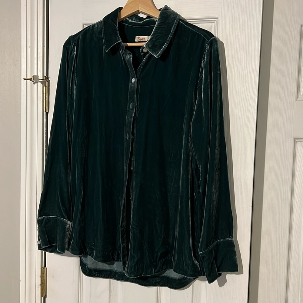 Faherty VINTAGE SILK VELVET GENEVIEVE SHIRT in Emerald, Size Medium